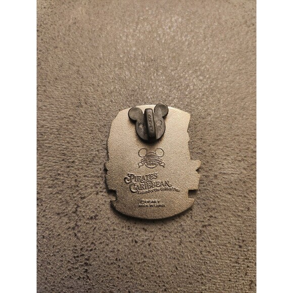 Disney Pirates Of The Caribbean Skeleton Climbing out of Ship Pirate Pin - Picture 3 of 3